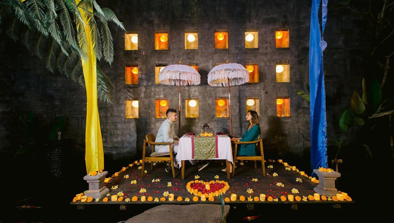 Tejaprana Resort & Spa Ubud Exteriér fotografie A romantic dinner at a resort in Bali, Indonesia