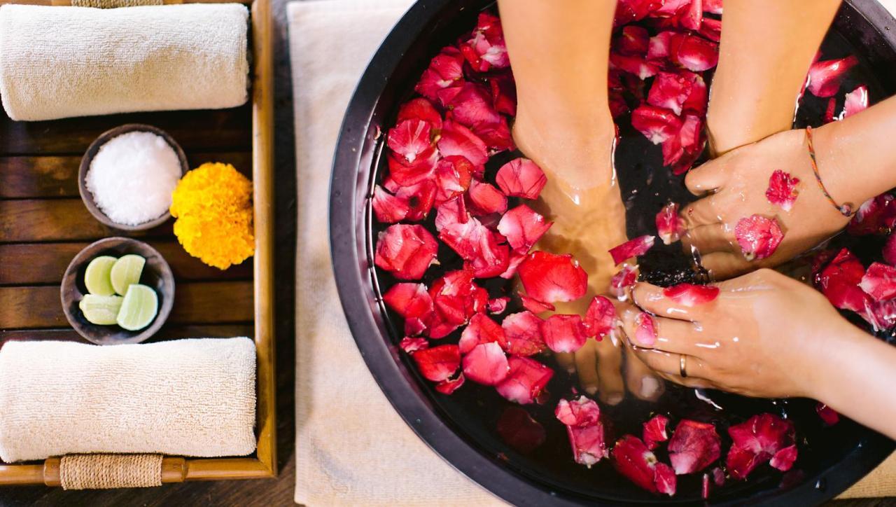 Tejaprana Resort & Spa Ubud Exteriér fotografie A woman's feet in a spa